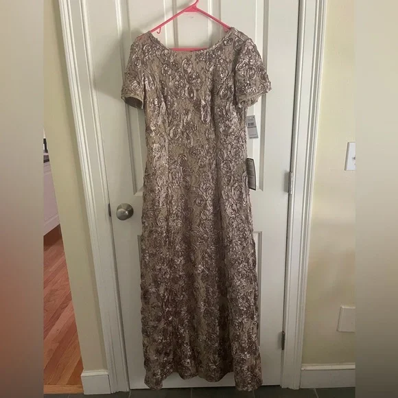 Alex Evenings Evelyn Rosette Lace Long Gown Champagne / 12